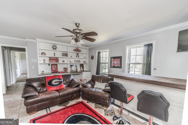 Photo - 302 E Valley Rd NE