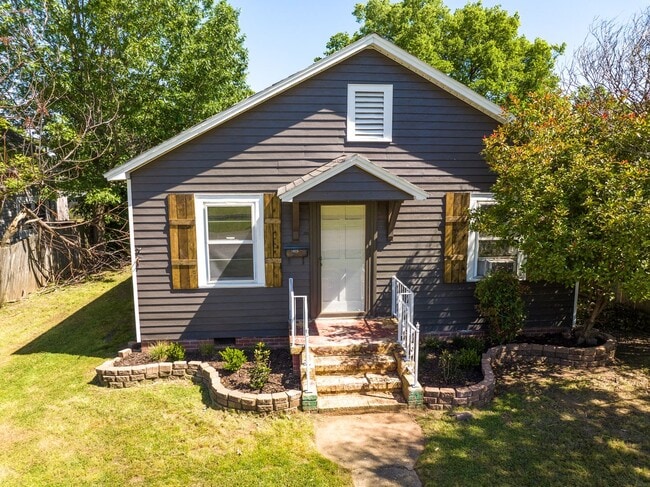 Building Photo - Freshly Updated 2 Bedroom House