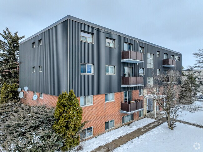 Building Photo - 440 Woodlawn Rd E