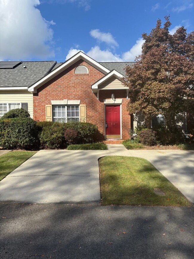 Well-appointed Two-Story Townhome - Well-appointed Two-Story Townhome