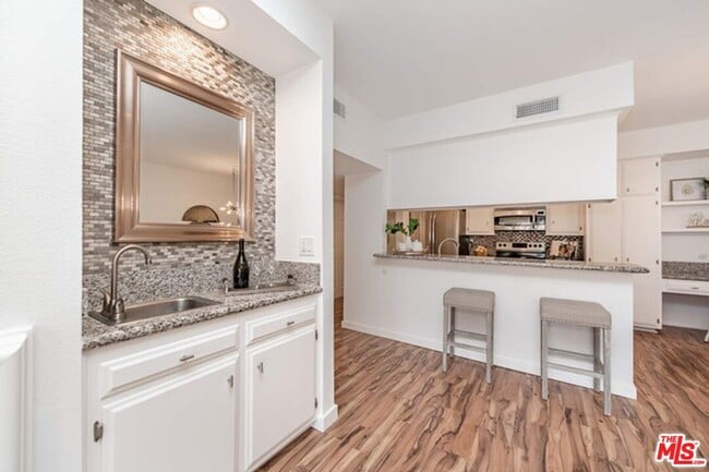 Photo - 5139 Balboa Blvd Unidad 203
