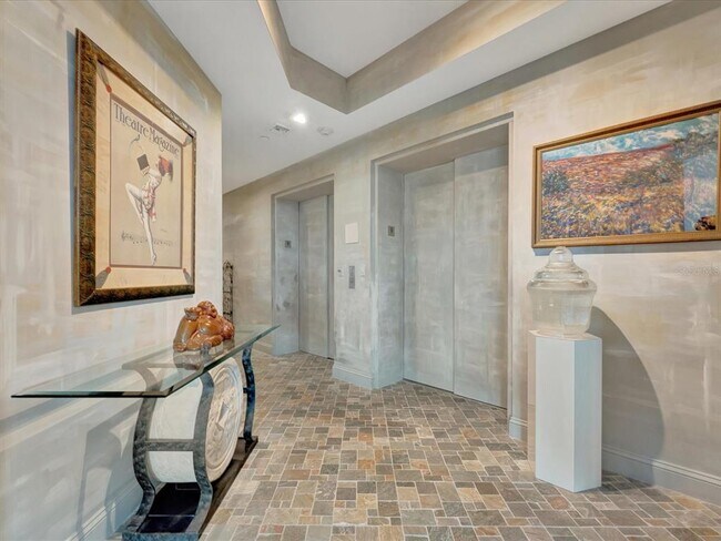 Photo - 555 5th Ave NE Unidad 932