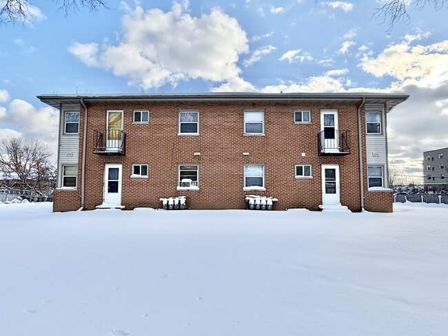 Building Photo - 2113 Lake Point Dr Unit 3