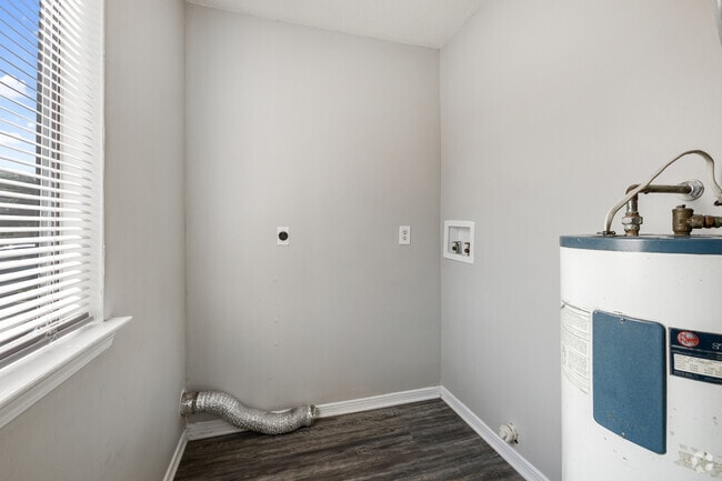 2BR, 1.5BA - 1,100SF - Laundry