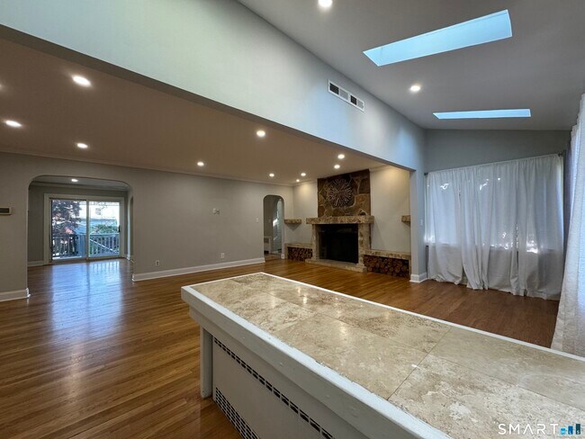 Photo - 415 Savoy St