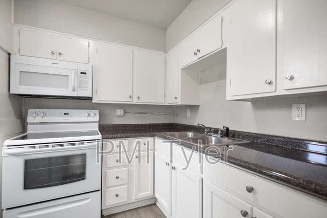 Photo - 1806 W Oakwood St