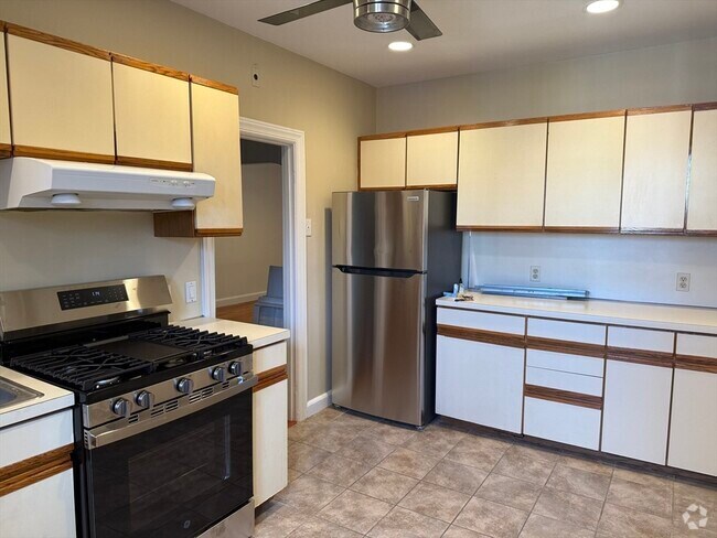 Building Photo - 102 Sewall Ave Unit 5 Rental