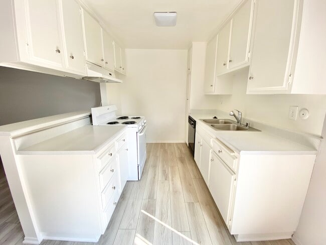 Photo - 3337 S Canfield Ave Unidad 210