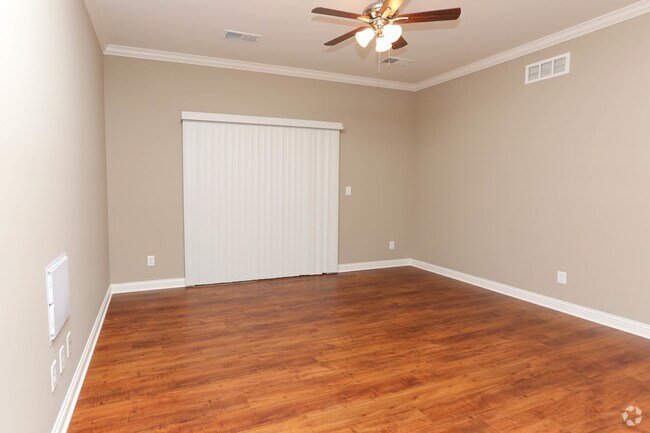 2BR, 2BA - 1,005 SF - Living Room
