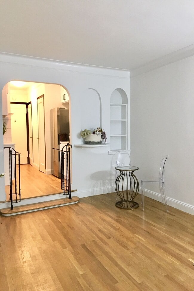 Photo - 29-33 W 65th St