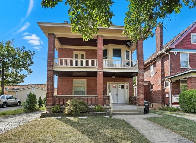 Building Photo - 6 Bed/3 Bath Remodeled Hyde Park Home w/Ce...