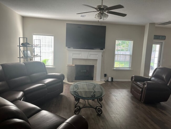 Building Photo - For Rent