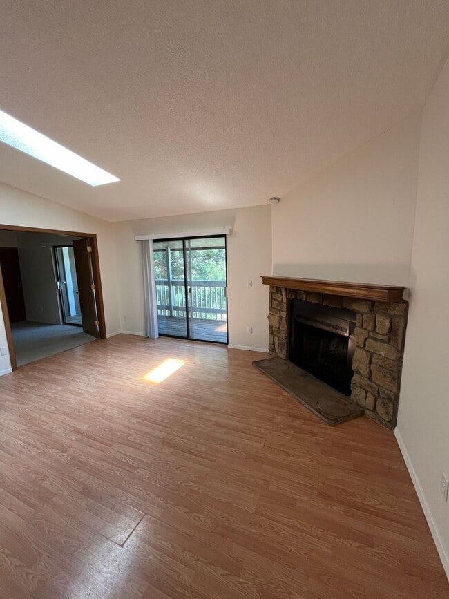 Building Photo - 3 Bed 2 Bath Updated Unit 201