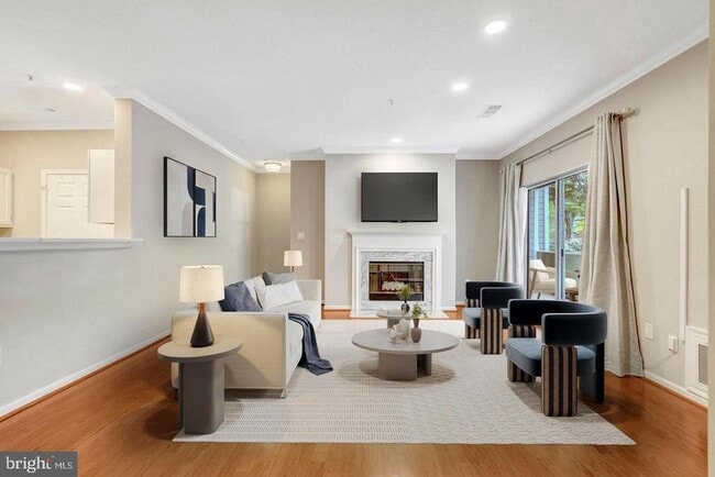 Building Photo - 1701 Lake Shore Crest Dr Unit 11