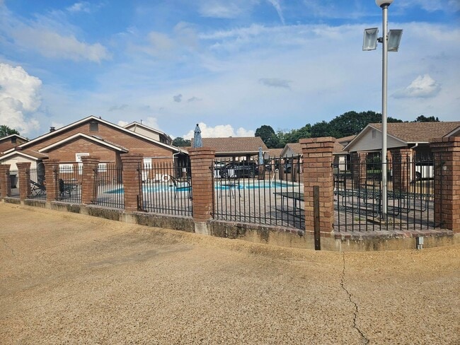 Photo - 2711 Greenbriar Dr