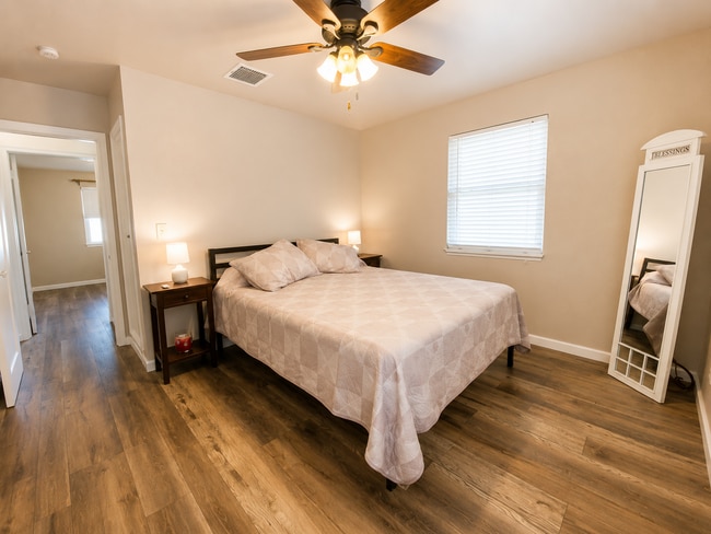 Photo - 1209 N M St