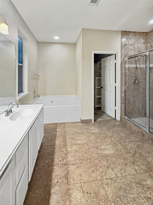 Building Photo - 18707 Woodbreeze Dr