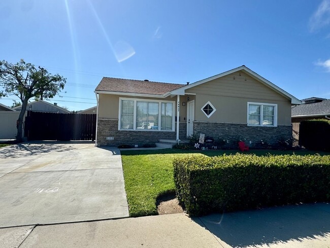 Building Photo - MOVE IN READY Updated La Mirada Home