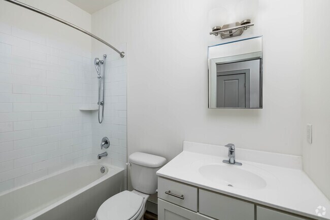 2BR, 1.5BA - 1,129SF Full Bathroom