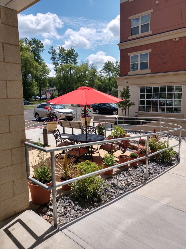 Área de salón del patio - Cayuga View Luxury Living