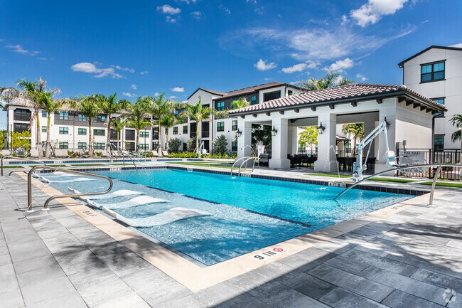 Pool - Las Palmas Apartments
