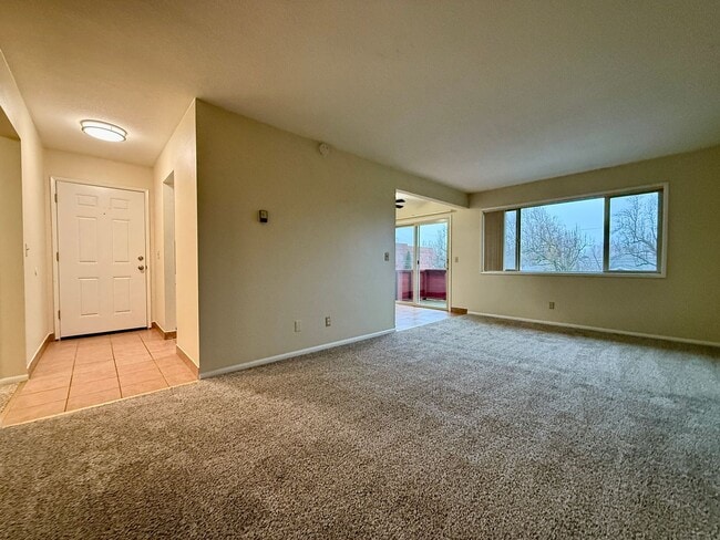 Building Photo - Vintage Upstairs 2 Bedroom With Patio In Hollywood District ~ Near It All! Off Street Parking~ Pe... Unit 4510