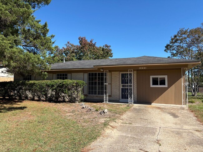 Photo - Gorgeous 4 bedroom/1.5 bath house with Cen...