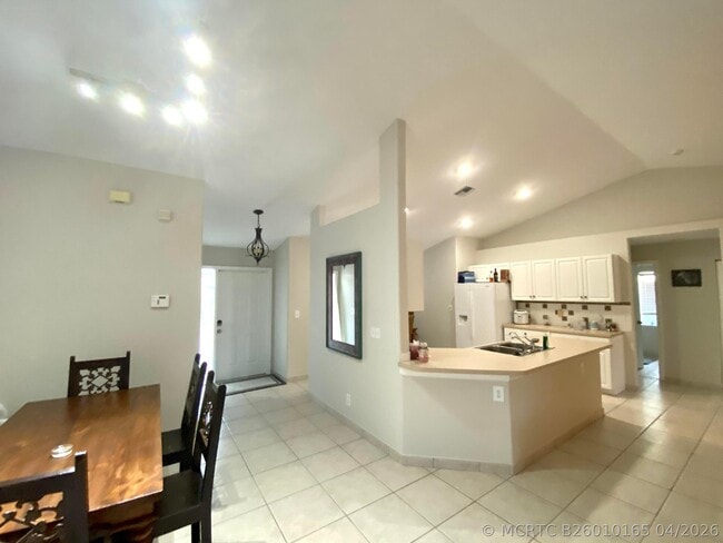 Photo - 1094 Raintree Ln
