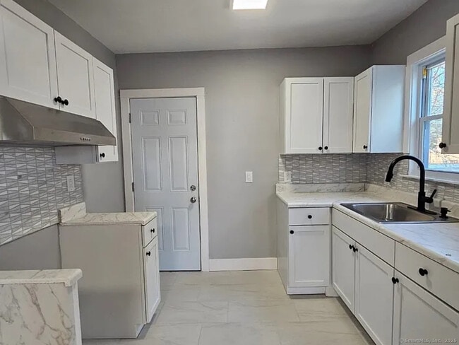 Building Photo - 208 Dover St Unit 3 Rental