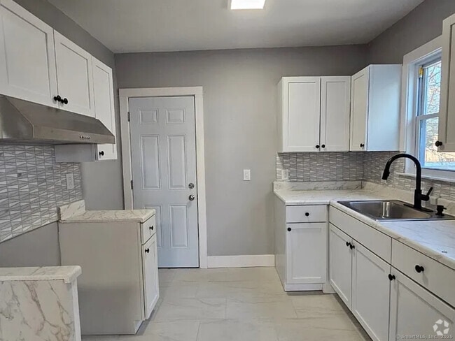 Building Photo - 208 Dover St Unit 3 Rental