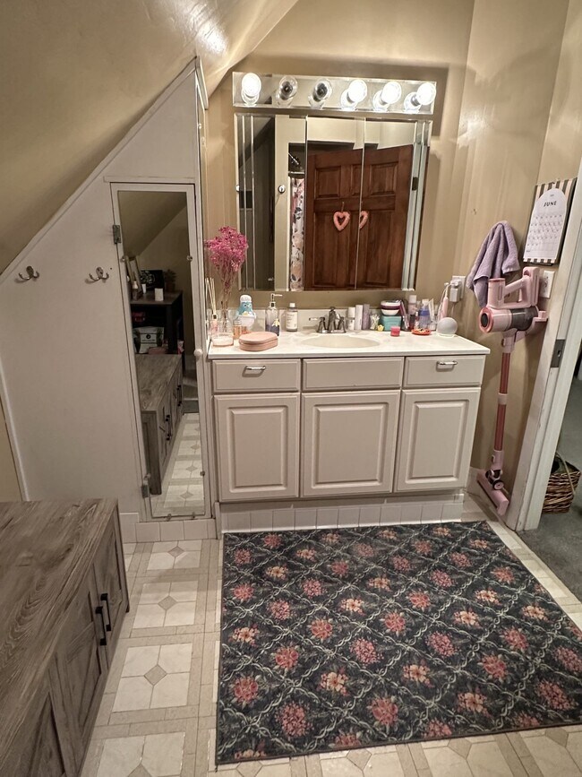 Photo - 2837 N Frederick Ave Unidad 2837 B