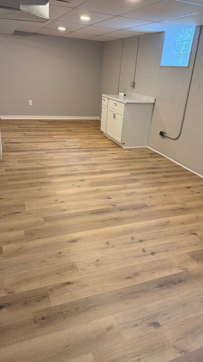 Building Photo - 1548 Wolff St Unit Lower efficiency