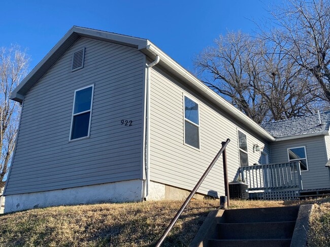 Building Photo - Two bedroom single family house within walking distance of Blessing Hospital.