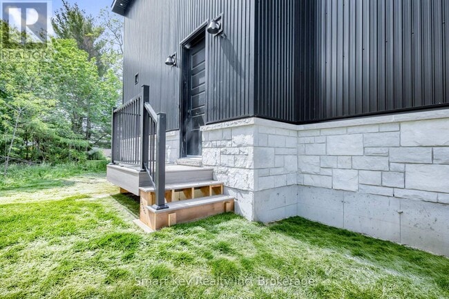 Photo - 125 Brae Cres Unit B
