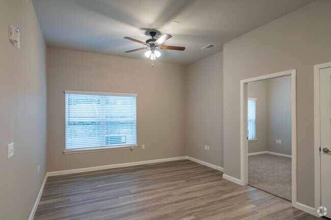 2BR, 1BA - 855SF