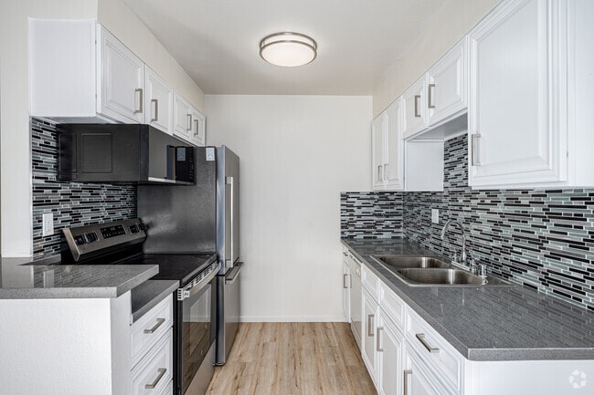 2BR, 2BA - 1000SF - Kitchen