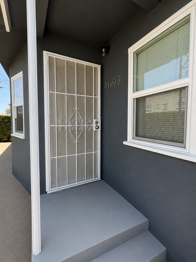 Entrada cerrada con jardín delantero privado. - 4091 Rosecrans Ave