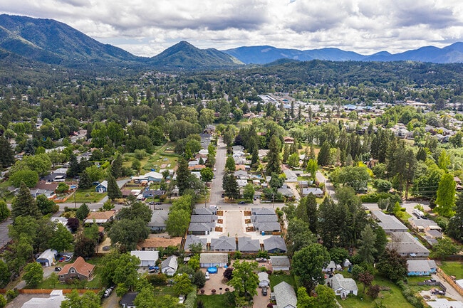 Photo - 1002 SE N St