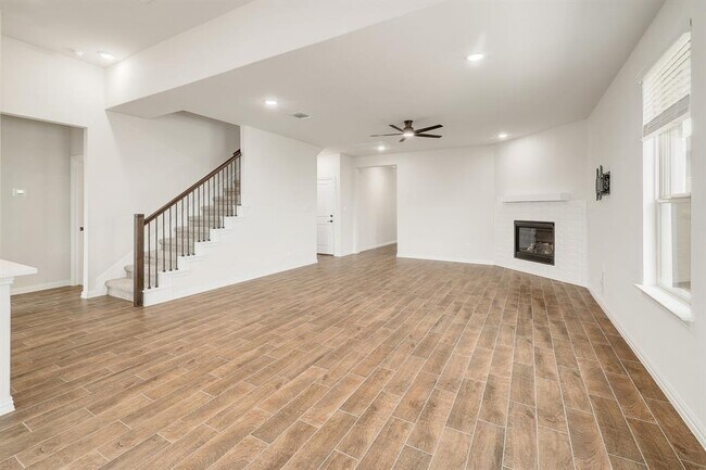 Photo - 1228 Calendula Trl