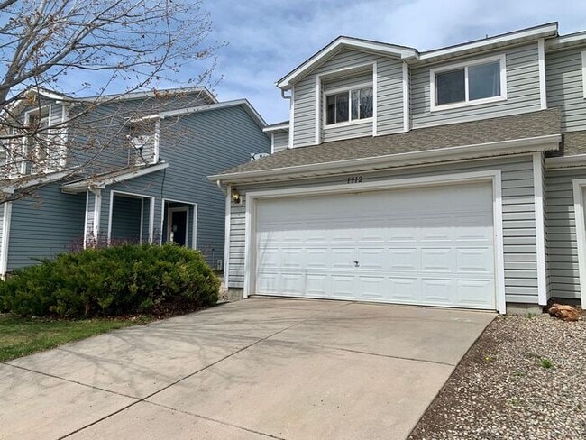 Building Photo - 3 Bedroom 2.5 Bath Townhouse w/ 2-Car Garage!