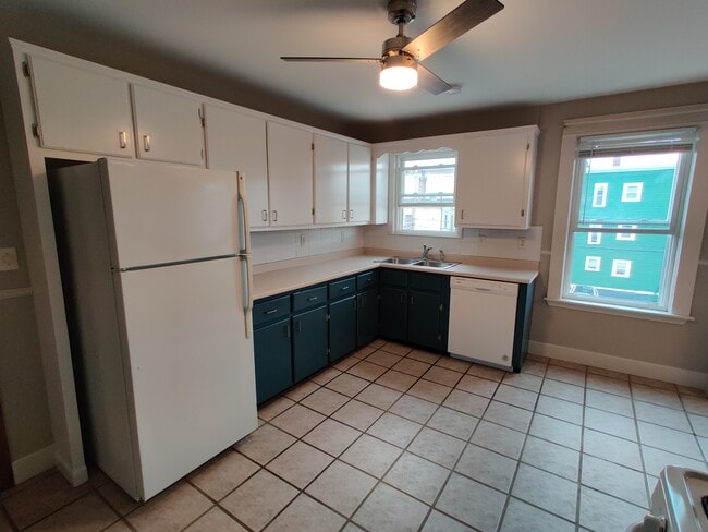Building Photo - 578 Dubuque St Unit 3