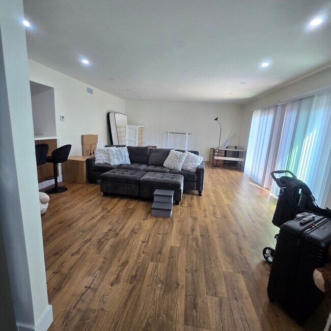 Building Photo - 916 S Sherbourne Dr Unit 102