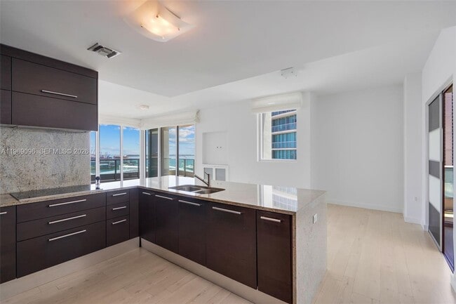 Building Photo - 900 Biscayne Blvd Unit 2401