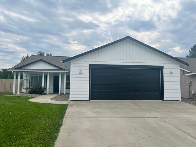 Building Photo - Beautiful 4 Bedroom 2 Bathroom Home with Yard and AC