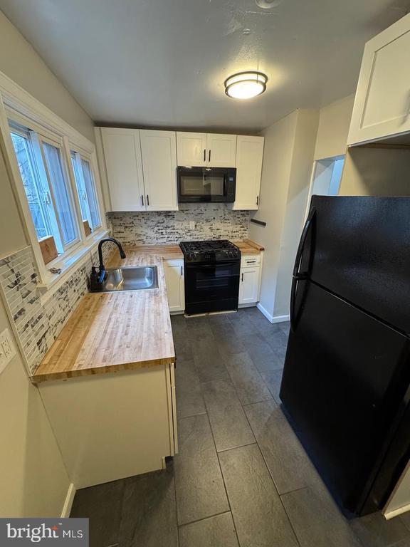 Photo - 2035 Dennie St