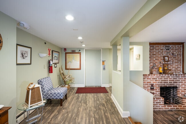 Lobby/Elevator - Morton House