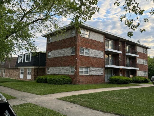 Building Photo - 15226 Doctor M.L.K. Jr Dr Rental