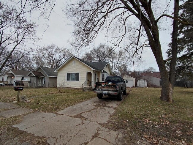 Building Photo - 3213 Dale Ave