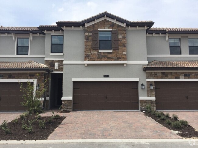 Building Photo - 4 Bedroom 3.5 Bath Townhome in The Vistas ...