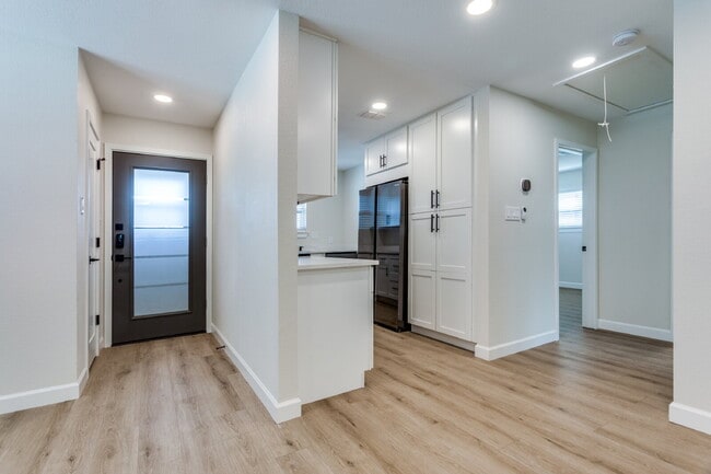 Great 2 bedroom upstairs unit - Available ... - Great 2 bedroom upstairs unit - Available ... Apartment